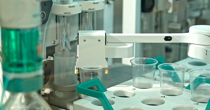 Robot de laboratorio para análisis totalmente automatizados